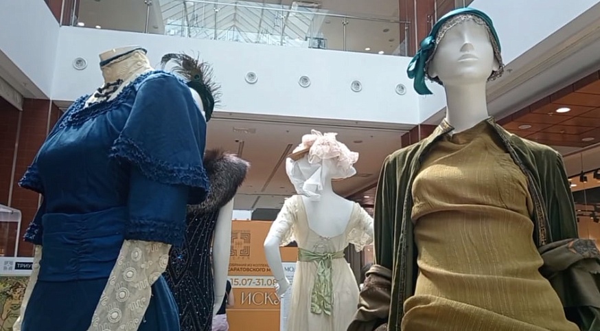 В Саратове коллекцию старинных платьев выставили в торговом центре    