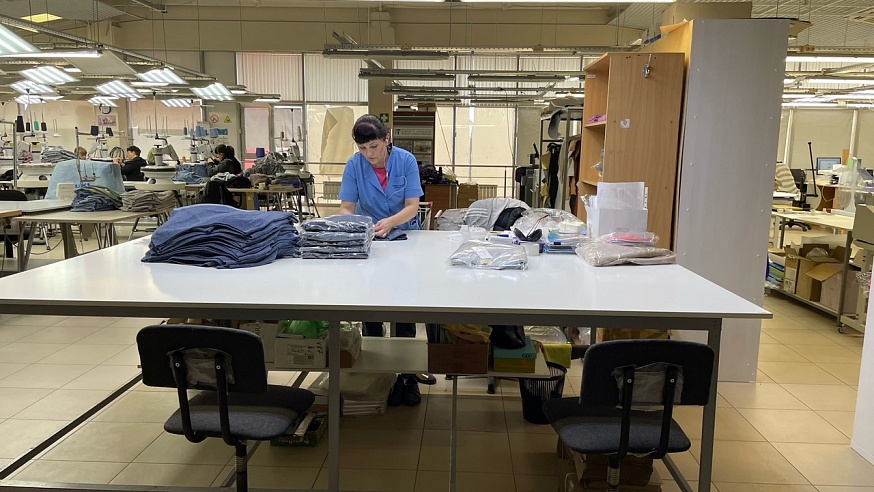 На швейной фабрике в Энгельсе шьют одежду для всей России