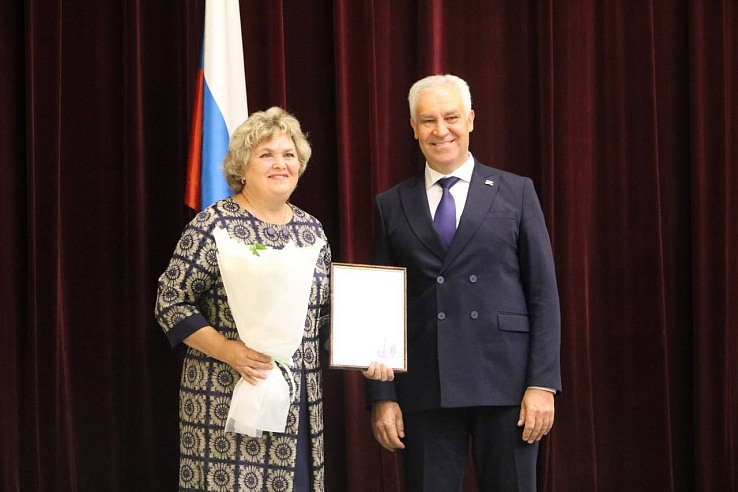 В Саратовской облдуме наградили волонтеров, помогавших при обрушении дома на Блинова