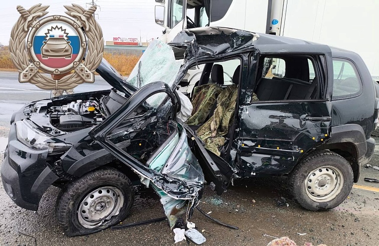 Под Саратовом "Нива" влетела в фуру