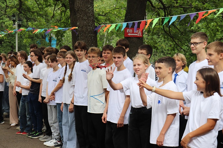Лучшие саратовские школьники принимают участие в летней школе "Созвездие"