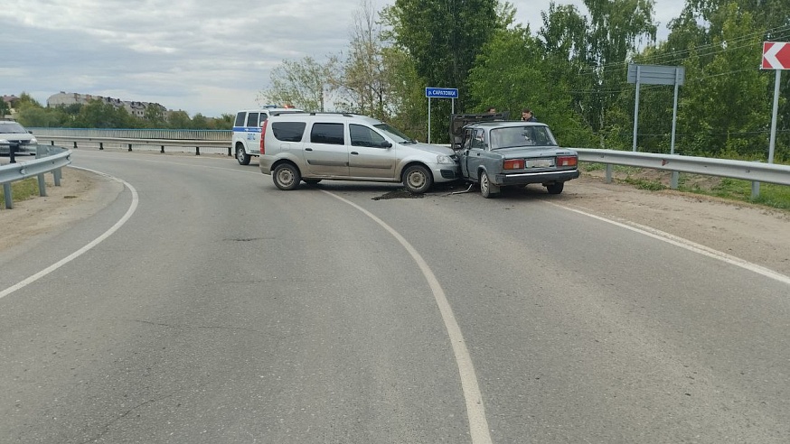 В ДТП под Энгельсом пострадал водитель "пятерки"