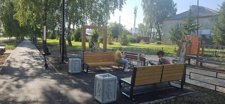 В Новых Бурасах благоустроили "Аллею Героев" и построили современную детскую площадку