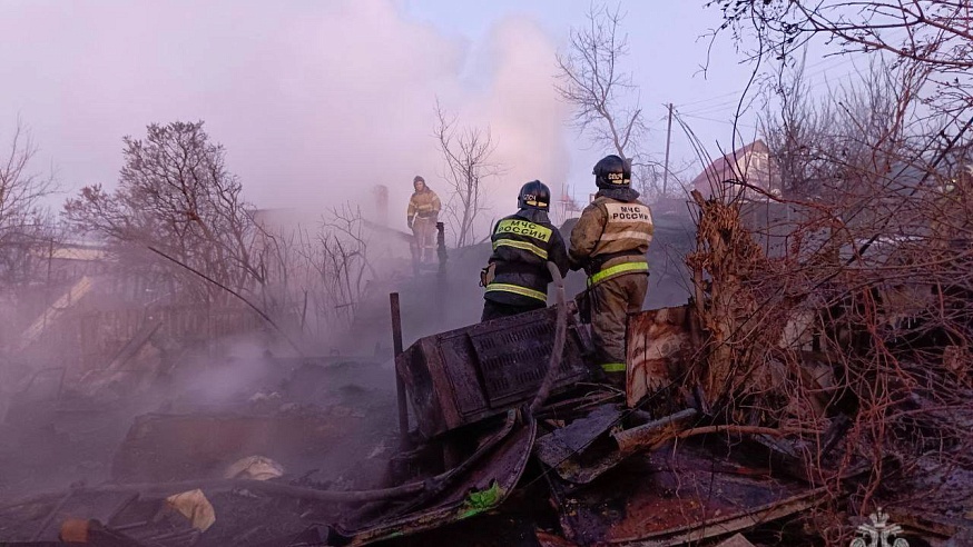 За утро на пожарах в Саратове и Энгельсе погибли три человека