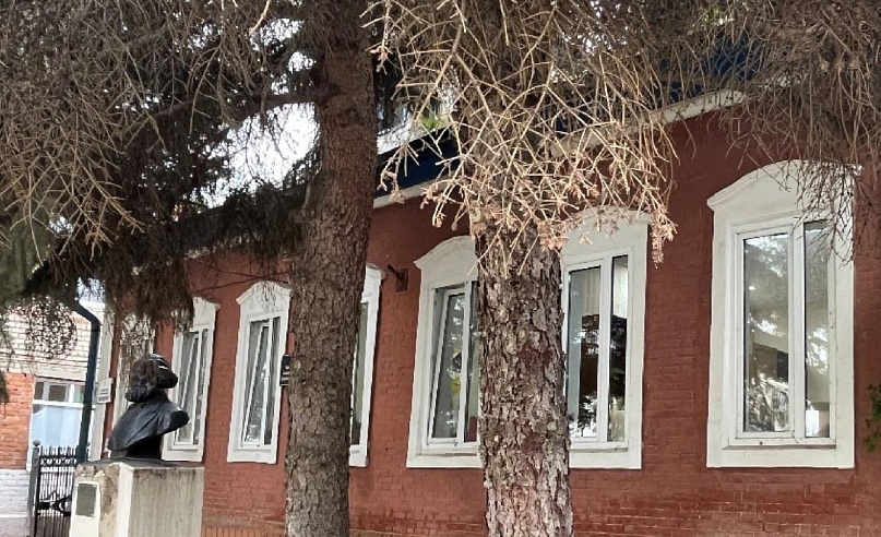 Архитектурные детали старинного особняка с бюстом Карла Маркса теперь под охраной государства