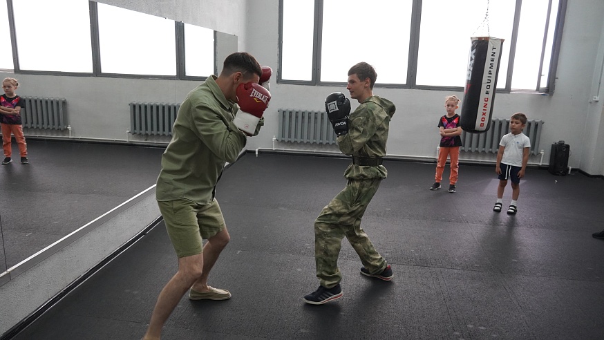 Саратовский депутат научил детей приемам эффективного боя 