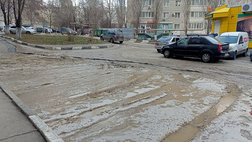 Коммунальная авария в Саратове: машины вмерзли в лед