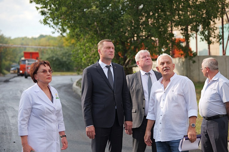 Бусаргин поручил завершить благоустройство территорий 27 больниц и поликлиник до конца года