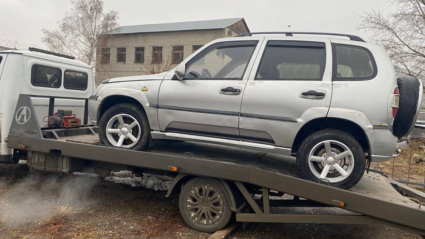 Саратовские приставы передали в зону СВО две конфискованные иномарки