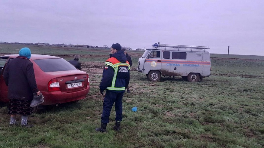 На границе с Казахстаном в поле застряла машина с малышами