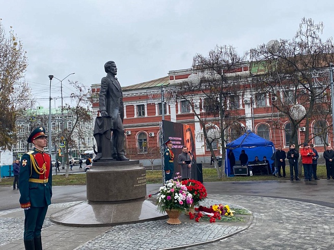 В сквере у Театральной площади открыли памятник Боголюбову