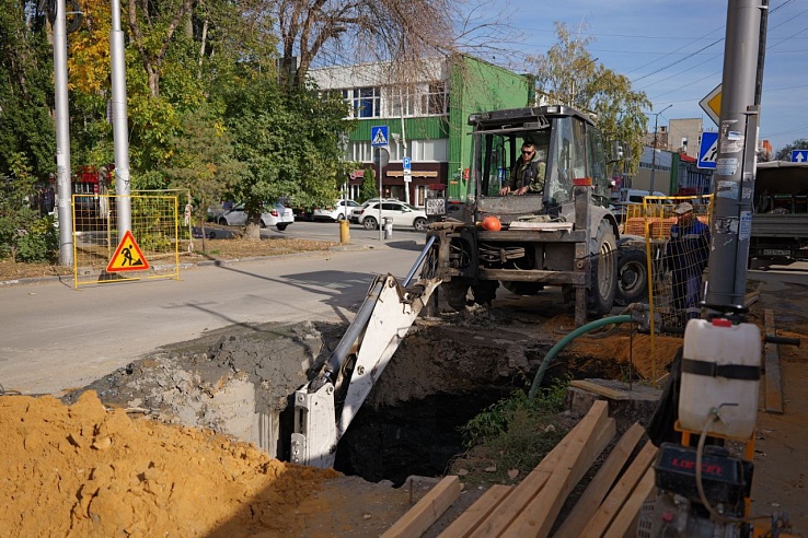 Бусаргин проконтролировал ход реконструкции сложных участков водоканала в Саратове