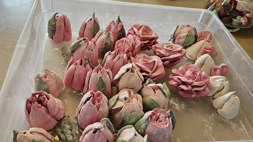 В Саратове делают розы из зефира и вводят в моду садовые букеты
