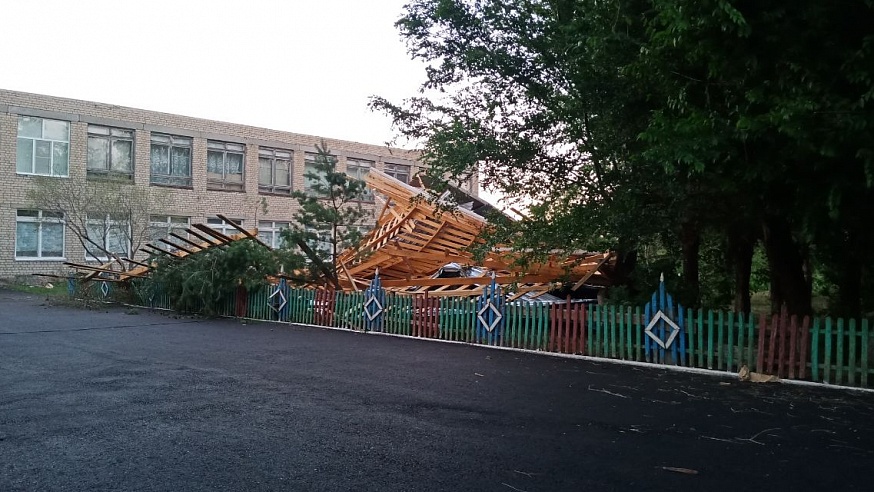 Под Саратовом сильный ветер сорвал крышу со здания школы