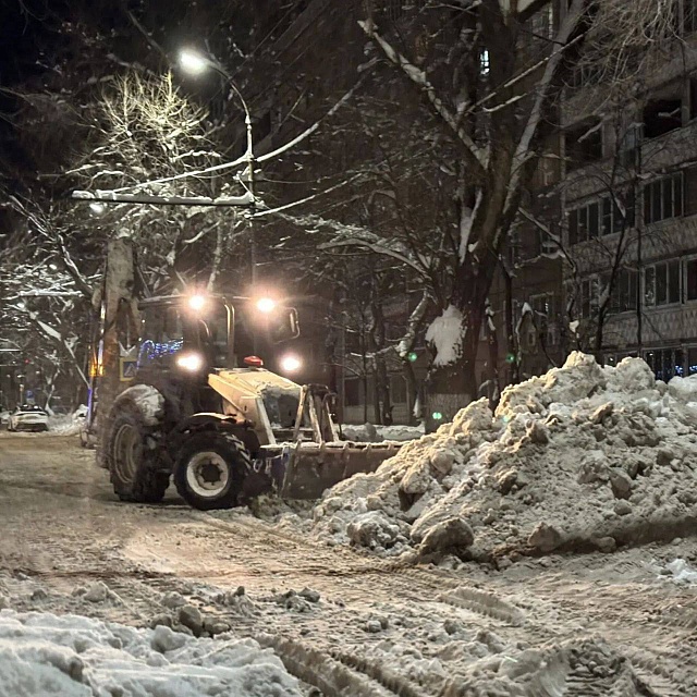 Для вывоза снега из Саратова задействовали дополнительную спецтехнику