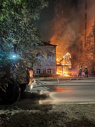 Ночью в Саратове горели нежилые дома и гараж 