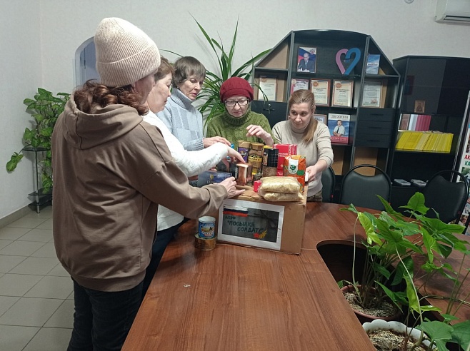 Саратовские пенсионеры шьют «Леших» и солят капусту для бойцов СВО