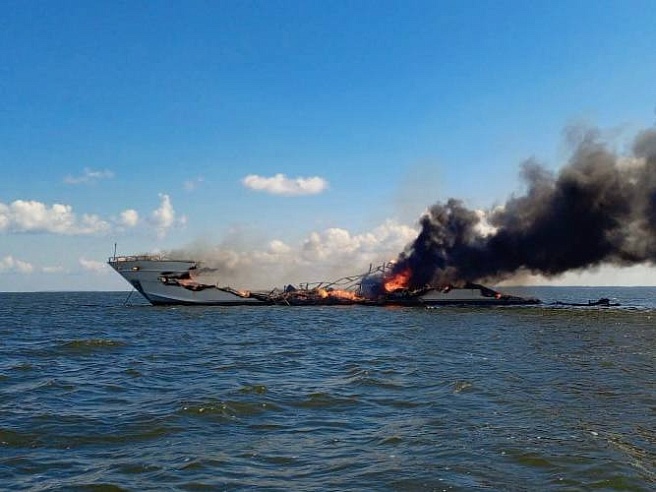 На Волге под Саратовом загорелась яхта "Мечта"