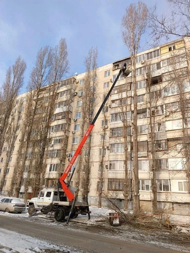 В Саратове из 35 поврежденных штормом крыш полностью восстановлены три