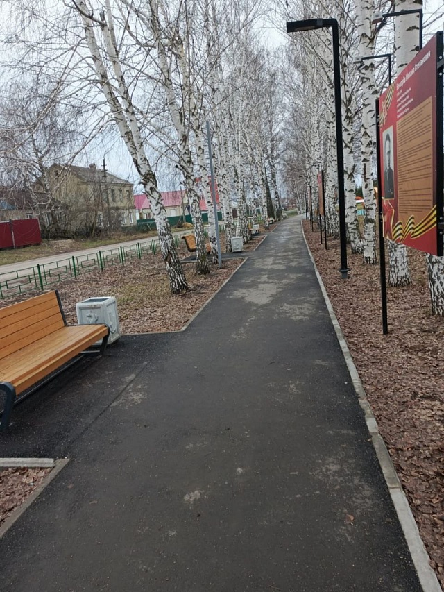 В Новых Бурасах благоустроили "Аллею Героев" и построили современную детскую площадку