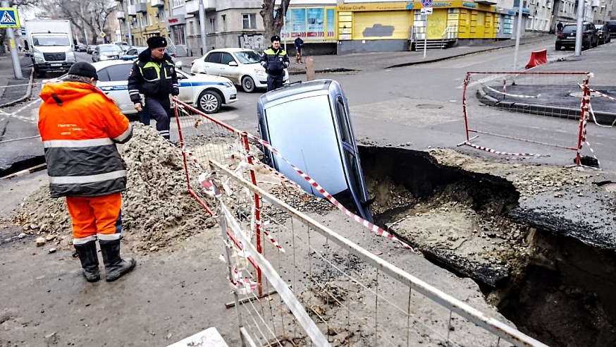 В центре Саратова иномарка провалился в яму коммунальщиков