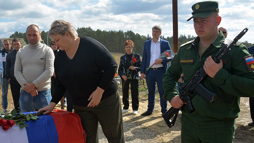 Под Саратовом погибшего в СВО Сергея Макаричева похоронили под оружейные залпы и сигналы машин