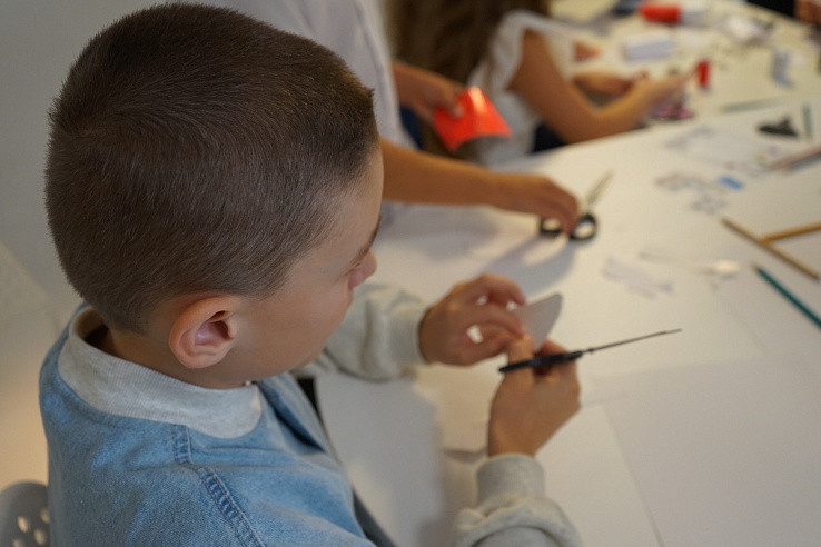 Вячеслав Максюта провел мастер-класс для школьников по изготовлению световозвращающих брелоков 