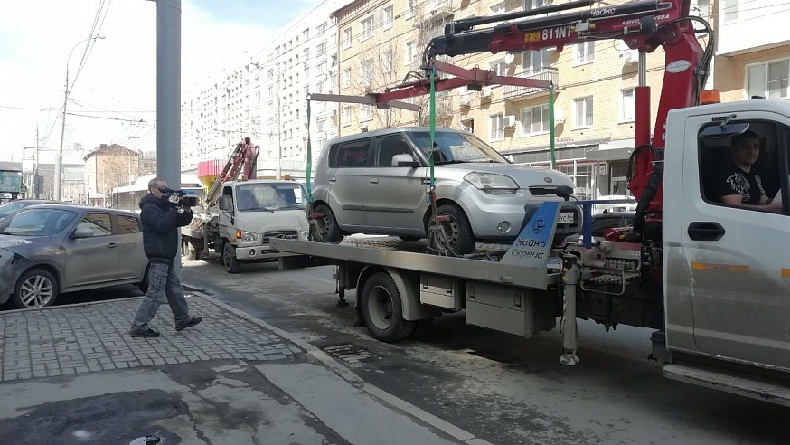 Саратовские эвакуаторщики не советуют нарушителям бросать автомобиль на дороге