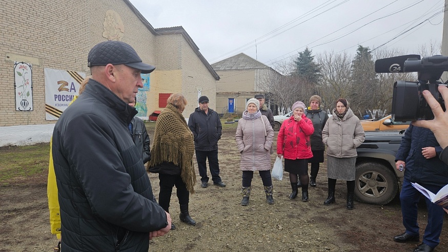 В Аткарском районе до села Белгаза добираются часами по разбитой дороге