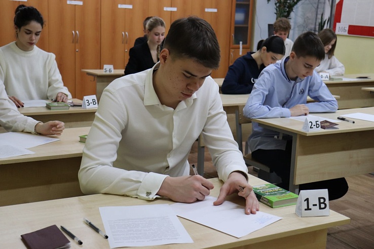 Почти 10 тысяч саратовских выпускников написали итоговое сочинение