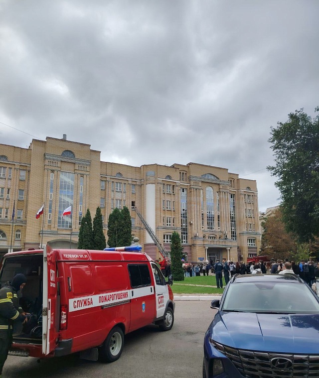 В Саратове рядом с СГУ заметили дрон и пожарные машины