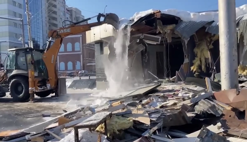 Незаконный павильон на Ильинской площади сносят по решению суда