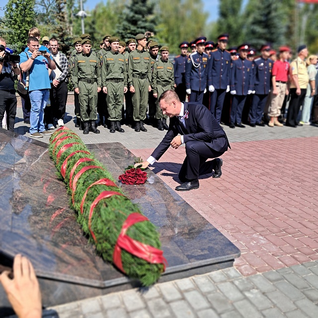 В Саратове отмечают День флага России. Фоторепортаж