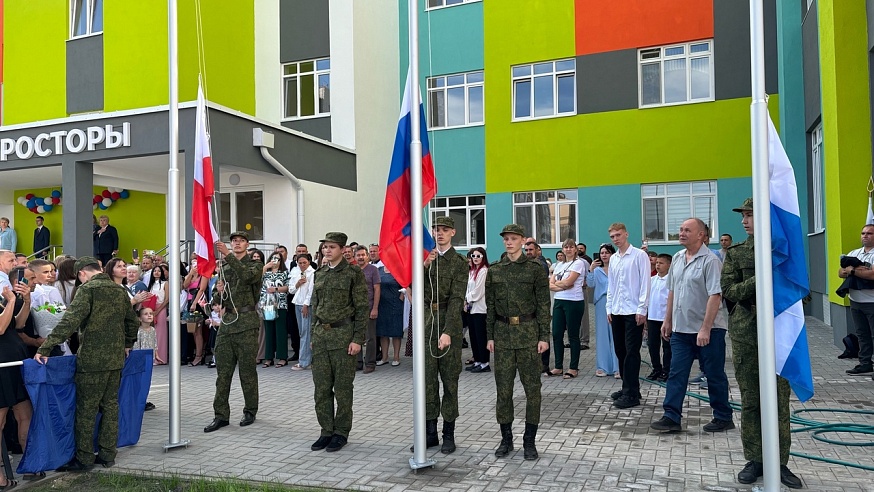 В новом корпусе саратовской школы встретили День знаний