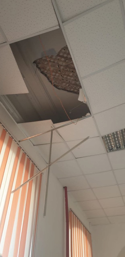 В школе Кировского района Саратова обрушилась часть потолка