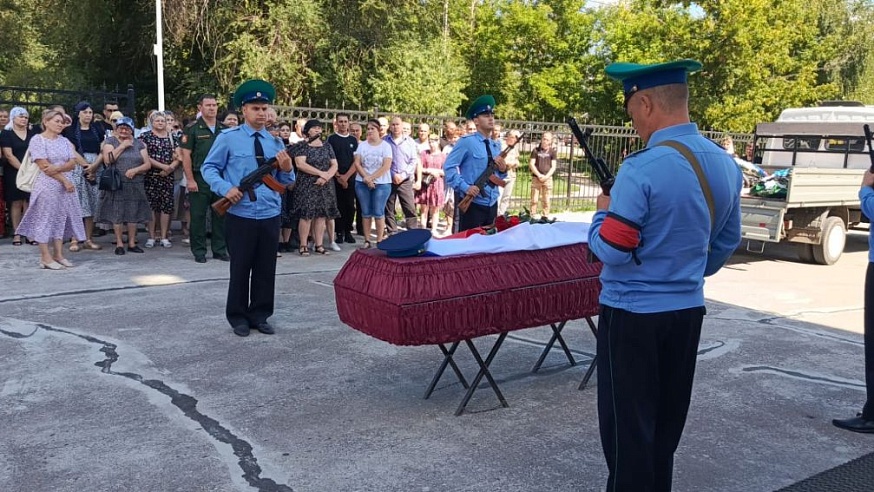 В Новоузенском районе простились с погибшим во время СВО Сергеем Глуховым