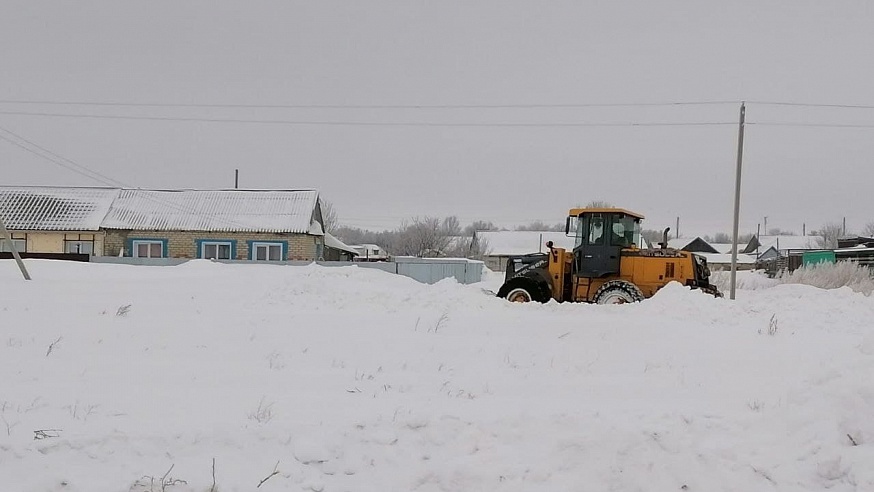 Под Саратовом дом пенсионерки засыпало снегом
