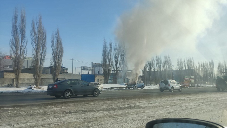 На въезде в Саратов горит "Нива"