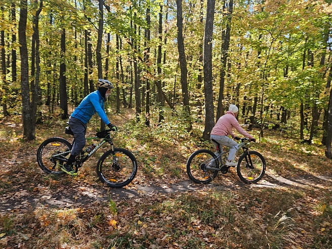 Саратовские пенсионеры катаются на велосипеде и стоят на голове