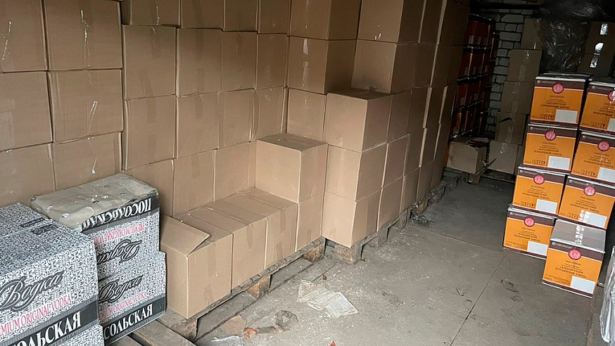 Саратовские полицейские нашли в гаражах 18 тысяч литров контрафактного алкоголя