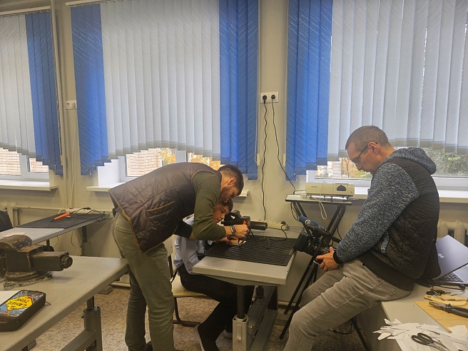 Саратовский учитель приезжает в школу на байке