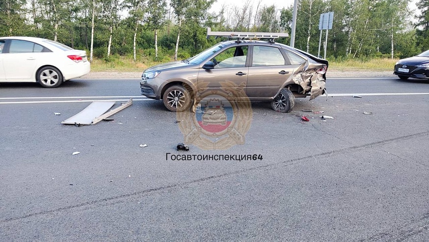 В Саратове припаркованный автомобиль сбил водителя