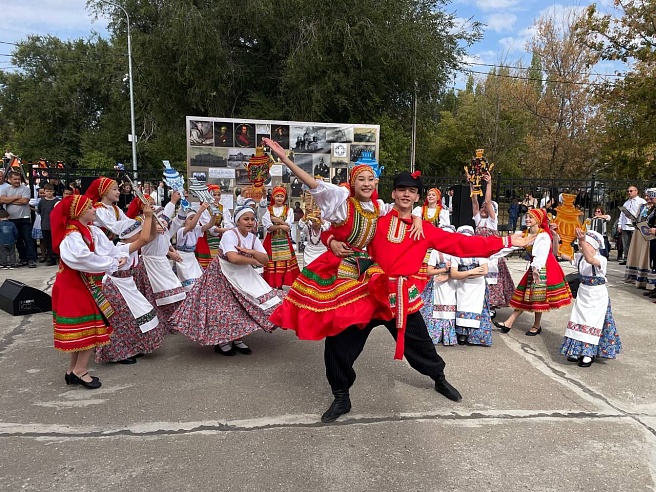 В Новоузенске прошел этнокультурный фестиваль "Уездный Самовар-2025"