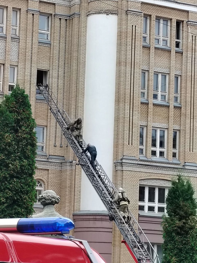 В Саратове рядом с СГУ заметили дрон и пожарные машины