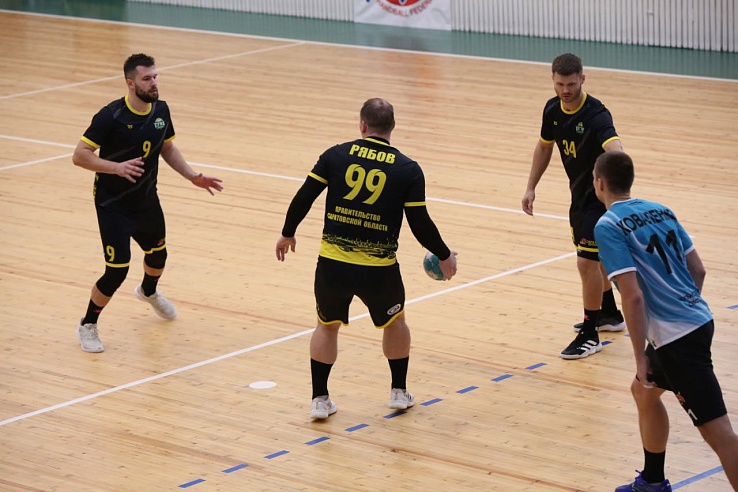 Саратовские гандболисты начали сезон с победы