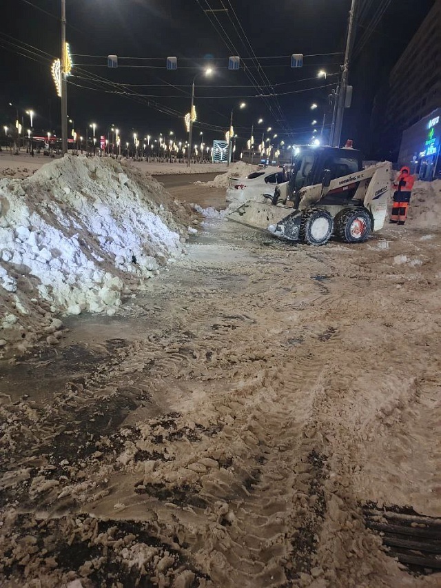 Ночью в Саратове уборка снега велась на 56 участках