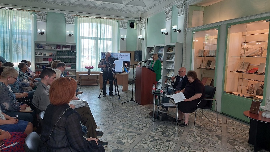 В саратовской библиотеке столичный телеведущий читал стихи про Петра Первого