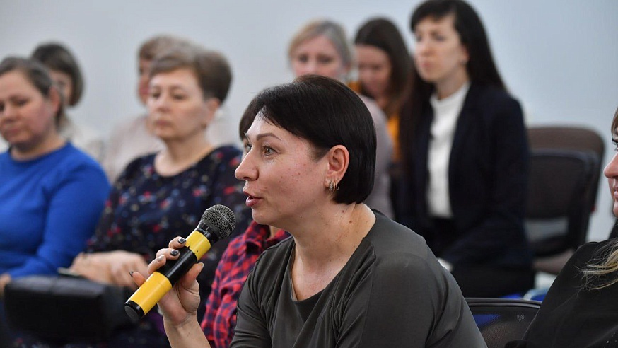 Губернатор Бусаргин в Вольске встретился с матерями и женами мобилизованных