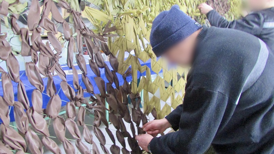 В Саратовской области заключенные плетут масксети для бойцов СВО