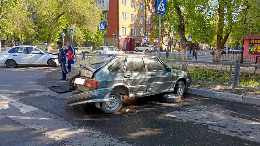 В Ленинском районе Саратова в ДТП пострадала женщина-водитель